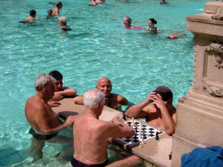 Partita di scacchi nella piscina termale di Szechenyi 